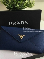 พร้อมส่งครบสีค่าาา กระเป๋าสตางค์ยาว *ทรงหรู จากงานพรีเมี่ยมกิ้ฟ จากเคาเตอร์ต่างประเทศ จากแบรนด์ PRADA ลายหนัง saffiano ของแท้ 100% เปิดปิดฝาพับ มีช่องใส่บัตร 6 ช่อง ด้านในมีช่องใหญ่2ช่อง ใส่ได้ถึงแบงค์พัน หรือจะใส่มือถือได้ถึง Iphone+ และช่องซิปใส่ของจุกจ