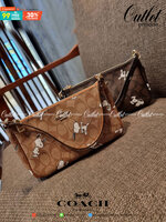 COACH F36674 TOP HANDLE POUCH IN SIGNATURE WITH SNOOPY PRINT คอลเลคชั่นใหม่ ในสไตล์พอช มาให้ช้อปก่อนใครในไทยจ้า น่ารักน่าใช้ไปอีกกับกระเป๋าสะพายทรงฮิตตลอดกาล ด้วยดีไซน์ที่ออกมาให้ใช้งานได้ง่าย ขนาดกำลังเหมาะ วัสดุแคนวาสทนทาน ดีไปหมดขนาดนี้!! คุณลูกค้าถึงส