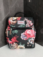 Cath Kidston Backpack Bag กระเป๋าถือหรือเป้สะพายหลัง วัสดุCanvas+Polyester อย่างดี เนื้อหนา น้ำหนักเบา ประดับโลโก้ด้านหน้า เปิดปิด ด้วยกระดุมเเม่เหล็กทั้งด้านนอก/ใน มีช่องซิปด้านหน้าใส่ กระเป๋าสตางค์ หรือมือถือได้ หัวซิปหนังปั๊มโลโก้ ภายในมี ช่องเล็ก 1 ช่