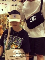 Chanel Beaute Crossbody Bag กระเป๋าถือหรือสะพายพรีเมี่ยมของเเท้จาก Chanel Cosmetic Counter VIP Gift รุ่นแนะนำวัสดุขนวูฟหนานุ่มตัดโลโก้แบรนด์หนังแก้วสวยโดดเด่น น้ำหนักเบา เปิดปิดด้วยฝาปิดกระดุมแม่เหล็ก ใบใหญ่กำลังดีใส่ ipad กระเป๋าสตางค์ใบยาว iphone เครื่อ