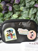 COACH MINI CROSSBODY MINNIE POUCH BAG กระเป๋าสะพาย size mini 2 zip วัสดุหนังลาย signature แต่งลาย minnie เพิ่มความน่ารัก limited edition เปิด - ปิดด้วยซิป แบ่ง 2 ช่องใหญ่ ภายในโล่ง ใส่ wallet กลาง มือถือได้ทุกรุ่น และของใช้จุกจิก พร้อมสายยาวถอด ปรับได้ค่ะ