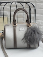 Limited มาจำนวนจำกัดคะ สีใหม่ " Grey two tone " หนังชนิดพิเศษ เฟสลายหนัง สวยมาก มาพร้อม pompom ขนยาวเข้า set รุ่น KEEP Grey two tone leather Pillow bag สวย น่ารัก ขนาดตอบทุกโจทย์การใช้งาน เห็นแล้ว **หลงรักเลยคะ ตัวกระเป๋าขนาดกำลังดี จุของคุ้ม หน