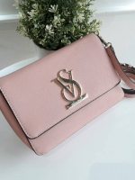 VICTORIA SECRET CLUTH & CROSSBODY BAG กระเป๋าสะพายข้าง แบบเรียบหรู วัสดุทำจากหนัง PU น้ำหนักเบา ด้านในมีช่องใส่ของหลักพร้อมช่องซิป ด้านหลังมีช่องเล็กอีก 1 ช่อง สายสะพายสามารถถอดออกหรือปรับระดับได้ ด้านในใส่กปต.ยาว + มือถือได้ทุกรุ่น ใบนี้แนะนำเลยค้า