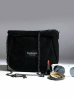 Best Seller! กระเป๋าสะพาย CHANEL PERFUME CROSSBODY BAG ของสมนาคุณจาก เคาเตอร์แบรนด์ดัง CHANEL เปิด/ปิด ด้วยซิบ มาพร้อมสายโซ่ที่ถอดได้ ด้านในซับกันน้ำ ที่จับรูดซิปเก๋ ปั้มแบรนด์ CHANEL ขนกระเป๋านุ่มเวอร์ จุของได้เยอะ ใช้เป็นกระเป๋าใส่เครื่องสำอางค์ ใช้ถือ 