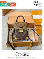LV Camera Box bag กระเป๋าถือ/สะพายทรงกล่อง ไอเท็มหรูหราวินเทจสวยหรูทุกมุมมอง ตกแต่งเพิ่มดีเทลด้วยหมุด วัสดุหนังแคนวาสคุณภาพ มีหูจับในตัว พร้อมตอบรับได้ทุกลุค ทุกสไตล์