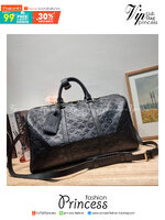 LV KEEPALL BANDOULIERE MONOGRAM LEATHER กระเป๋าเดินทางสุดคลาสสิค ทึ่ใครๆก็เฝ้ารอ ไอเท็มที่จะทำให้การเดินทางไม่ธรรมดาอีกต่อไป ด้วยดีเทลความเป็นเอกลักษณ์ เรียบแต่หรู วัสดุหนังวัวสัมผัสดี ปั๊มลวดลายโมโนแกรมรอบใบ เปิด-ปิดด้วยซิปแน่นหนา มีกุญแจล็อคได้ มีสายสะพ