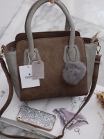 งานแท้ชนช้อป รุ่นใหม่ สีใหม่ D.grey จากแบรนด์ DAVID JONES หนังกลับ สวยมาก แถมทรงเก๋มากๆค่า ตัวกระเป๋าขนาดกะทัดรัด น้ำหนักเบา จุของคุ้มมากๆ คะ สีกระเป๋า เข้ากับชุดง่ายมากคะ มีปอมๆ เข้า set กับกระเป๋าด้วยนะคะ ใบนี้ แนะนำเลยค่าสวยเลอค่า