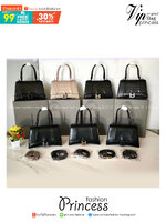 BALENCIAGA Hourglass top-handle tote bag กระเป๋าสะพายแบรนด์หรูซิกเนเจอร์ ที่มาพร้อมดีไซน์โดดเด่น มีความโฉบเฉี่ยว โค้งมนเหมือนพระจันทร์เสี้ยว เพิ่มความสวยสะดุดตาด้วยการตกแต่งอักษร B เมทัลลิก