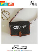 Celine Messenger Folco Bag in Triomphe Canvas กระเป๋าสะพายทรงแมสเซ็นเจอร์ โดดเด่นไม่เหมือนกับลวดลายแคนวาสที่เป็นเอกลักษ์แบรนด์แบบไม่เหมือนใครให้ด้วยความเรียบหรูดูทางการ เพิ่มความภูมิฐานให้กับคุณอย่างลงตัวเลยทีเดียวสำหรับกระเป๋าทรงแนวนอน ซึ่งเป็นกระเป๋าที่