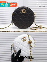 หนังแท้ VIP GIFT CHANEL Round Crossbody Bag กระเป๋าสะพายคาดลำตัวรุ่นนี้โดดเด่นด้วยรูปทรงกลมสุดชิค ขนาดกะทัดรัด พร้อมด้วยหนังกระเป๋าที่ทำจากหนังแท้คุณภาพดี รุ่นที่ตอบโจทย์และครองใจสาว ๆ ได้อย่างแท้จริง เนื่องจากมีดีไซน์เรียบหรู โดยทางแบรนด์ได้ใช้เทคนิคการเ
