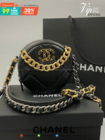 พรีเมี่ยมกิ๊ฟแท้ 100% 】CHANEL CLASSIC CLUTCH CHAIN BAG (GWP) รุ่นนี้มีความพิเศษไฮคลาสมากๆ หนังแท้ สายโซ่เงินทองสลับสี งานสวยเนี๊ยบมากๆ หนังมีความวาวเมทัลลิกทุกสี ให้สัมผัสดีน่ามอง หรูหราระดับเวิลคลาสมากค่ะ เป็นรุ่น World Class for Member Gift คุณภาพเกินรา