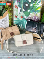 Charles & Keith Front Flap Push Lock กระเป๋าสะพายข้างทรงสวย จุดเด่นที่อะไหล่ลายไม้ตรงตัวเปิดปิด น้ำหนักเบา ด้านหลังมีช่องใส่ของได้ เปิดปิดแบบตัวกดล็อก ด้านในจุของได้พอสมควร เช่น iPhone 12 Pro Max กระเป๋าเงินใบกลาง/สั้นเป็นต้น สายสะพายยาวปรับสายได้ (ถอดสาย