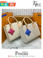 ORI หนังแท้ | LV OnTheGo PM bag Monogram Sand Beige กระเป๋าสะพายทรงโท้ทออนเดอะโก ในคอลเลกชัน LV Romance ยกระดับดีไซน์สำหรับฤดูกาลนี้ด้วยการผสานสัญลักษณ์ไอคอนิกลาย Damier และ Monogram ที่มีเอกลักษณ์ไม่ซ้ำใครของเมซงเข้าด้วยกัน กระเป๋าถือหนังหรูหรา