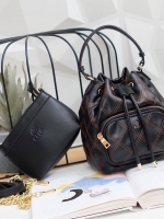 รุ่นใหม่ล่าสุด สวยมากๆค่า รุ่น New KEEP Minny bucket bag ทรงเก๋ สวย น่ารัก ขนาดตอบทุกโจทย์การใช้งาน เห็นแล้ว *หลงรักเลยคะ *ใบนี้ซื้อ1ได้ถึง2 มีกระเป๋าใส่ของใบเล็กด้านในให้อีก 1 ใบนะคะ 🌲ตัวกระเป๋าขนาดกำลังดีหนังเนื้อดีนิ่มมากๆคะ ดูแลรักษาง่าย ด้านใ