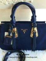รุ่นขายดีที่สุด ถือแล้วหรูมาก กระเป๋าสะพายทรง Handbag จากงานพรีเมี่ยมกิ้ฟ แบรนด์ PRADA ของแท้100% เป็นกระเป๋าผ้า Nylon สลับหนัง PU จุของได้เยอะ สะพายไหล่ได้ เปิดปิดด้วยซิป ถือก็สวยๆ มีสายยาวค่ะ ใช้แล้วสวยมากๆคุ้มเกินราคารับประกัน รีบช้อปก่อนหมดน้า Don&apo