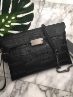 ใหม่ล่าสุด !!KEEP Clutch bag with strap Size M รุ่นหายาก งานหนังแท้!! ปั๊มลายจรเข้คะ #หนังแท้ราคานี้หาไม่ได้แล้วจ้าา 🌈🌈กระเป๋าสะพาย งานหนังแท้ทนทาน ปรับเก็บสายถือเป็น clutch bag ได้คะ มีสายคล้องข้อมือ อะไหล่สีดำ ขนาดกะทัดรัด พร้อมช่อง ใส่ข