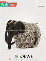 LOEWE Mini Canvas Anagram Jacquard Elephant Bag คอลเลคชั่นใหม่ล่าสุด น้องช้างไซส์มินิน่ารักมากมาย งานแบรนด์หรูจากประเทศสเปน โลเอเว่ (LOEWE) กระเป๋ารูปทรงช้างเป็นเหมือนหนึ่งในซิกเนเจอร์ของแบรนด์ ดีไซน์คงเอกลักษณ์วัสดุ Anagram Canvas Jacquard Fabric ผสมผสาน