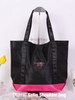 Chanel Satin Shoulder bag วัสดุ (Material) : Satin กระเป๋าสะพายข้าง ขนาดกำลังดีค่ะ ใส่เอกสารหนังสือได้นะคะ ด้านในซับผ้าลายเดียวกับสีกระเป๋าเลยค่ะ เป็นกระดุมแม่เหล็กเปิดปิด สินค้าพรีเมี่ยมแท้ แถมจากเค้าเตอร์แบรนด์ประเทศญี่ปุ่นค่ะ