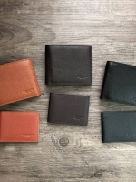 COACH Compact ID Wallet in Sport Calf Leather กระเป๋าสตางค์ใบสั้น ภายในมีช่องใส่บัตร, ธนบัตร มาพร้อมกระเป๋าใส่บัตรใบเล็กอีก 1 ใบ จะมอบเป็นของขวัญหรือใช้เองก็แนะนำค่ะ