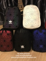 Adidas Originals 3D Mini Backpack & Shoulder Bag หนึ่งในคอลเลคชั่นสไตล์สปอร์ตดีไซน์สุดฮิตจาก ISSEY MIYAKE ใช้ได้ทั้งชายหญิง ขนาดกลางกำลังดี น้ำหนักเบา เปิดปิดด้วยซิปคู่โลโก้แบรนด์ ภายในกว้างมีช่องใส่มินิไอแพคแยกเป็นสัดส่วน มีสายสะพาย2เส้น ดัดแปลงได้หลายรู