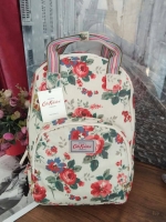 Cath Kidston Backpack Bag - กระเป๋าเป้ สไตล์วินเทจสุดฮิต - เปิด/ปิดกระเป๋าด้วยซิปรอบ - ภายใน มีช่องซิปใหญ่ใส่ของ 2 ช่อง จุของได้เยอะ - ด้านหน้ามีช่องซิปเล็ก 1 ช่อง