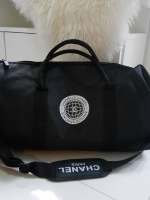 รุ่นใหม่ล่าสุด กับทรง travel & fitness bag กับ Chanel VIP Gift Bag Travel Bag Gym Duffel Weekend จากงานพรีเมี่ยมกิ้ฟแบรนด์หรูอย่าง Chanel ของแท้100% ตัวกระเป๋าเป็นผ้า Oxford หนาอย่างดี สกรีนโลโก้ GABRIELL CHANEL สีขาว เปิดปิดด้วยซิปแบรนด์ อะไหล่คุณภาพเยี่