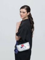 Kipling D Clementine Small crossbody bag กระเป๋าถือหรือสะพายขนาดมินิรุ่น Limited mickey plus collection วัสดุ Polyurethane 100% คุณภาพดี น้ำหนักเบา พร้อมพวงกุญแจแบรนด์ถอดแยกใช้ได้ เปิดปิดด้วยซิปสะดวกใช้ หัวซิปแบรนด์ ด้านในเป็นช่องโล่งใส่ของจุดจิกระหว่างวั