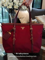 พร้อมส่งครบสีอีกครั้งค้า !! Hot item! สุดคุ้ม 👏👏 งานใบใหญ่ *ใส่ของจุใจ จากงานพรีเมี่ยมกิ้ฟ จากเคาเตอร์ต่างประเทศคะ แบรนด์ PRADA เป็น กระเป๋าผ้าไนล่อน ตามแบบฉบับของแบรนด์เลย หลงรักเลยคะ สะพายไหล่ได้ ถือก็สวยๆ ใช้แล้วสวยมากๆ ใส่ของได้เยอะเว่