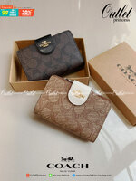 COACH SMALL WALLET IN SIGNATURE CANVAS กระเป๋าสตางค์ใบกลาง แบบพับสองตอน หน้าจดหมาย เปิดปิดด้วยกระดุมปั้มแบรนด์ ด้านในมีช่องใส่บัตรหลายช่อง พร้อมช่องใส่รูป และช่องใส่ธนบัตร ด้านหลังมีช่องซิปเหรียญอีกหนึ่งช่อง น้ำหนักเบา พกพาสะดวก อะไหล่ทองสุดหรู ห้ามพลาดค่