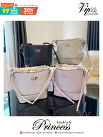 Guess Agata Bucket Handbag กระเป๋ารุ่นใหม่ล่าสุดทรงถังสุดน่ารัก พิมพ์ลายรอบใบ วัสดุ Saffiano PU คุณภาพดี นิ่ม น้ำหนักเบา ด้านหน้าประดับด้วยโลโก้แบรนด์สวยโดดเด่น เปิด-ปิดด้วยเชือกหนังใช้หูรูดปลายเชือกประดับอะไหล่ทองสะดวกใช้ ด้านในโล่งกว้างมีช่องเล็กสำหรับใ