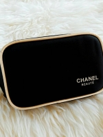 NEW Chanel Cosmetic nylon bag กระเป๋าอเนกประสงค์พรีเมี่ยมของเเท้จาก Chanel Cosmetic Counter VIP Gift วัสดุ Nylon กันน้ำซับในสีดำสกรีนโลโก้แบรนด์สวยหรู ด้านหน้าสกรีน Chanel เปิดปิดด้วยซิป จุของได้กำลังพอดี ใส่เครื่องสำอาง เครื่องเขียน ของใช้จุกจิก มือถือ ไ