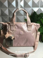 KIPLING AMIEL K15371 กระเป๋า KIPLING มาพร้อมพวงกุญเเจที่เป็นเอกลักษณ์ของเเบรนด์ เปิดปิดด้วยซิป มีสายยาว ถอดสายและปรับความยาวได้ น้ำหนักเบา ทำความสะอาดง่าย ช่องด้านในมีสายเกี่ยวกุญแจ ช่องซิปเล็กด้านใน แนะนำควรมีเลยค่า