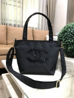 Chanel Beaute Black Sequin Shopping Bag กระเป๋าสะพาย ShoppingBag พรีเมี่ยมกิ๊ฟ Limited Edition ของแท้นำเข้าจากเคาน์เตอร์ Chanel Beaute ขนาดมินิ ด้านหน้า logoCC ประดับเลื่อมสีดำ เปิดปิดด้วยซิป หัวซิปแบรนด์ ภายในมี logo brand และช่องซิป ซับใน 100% Polyester