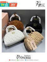 MIU MIU Dumplings leather bag กระเป๋าถือ/สะพายสุดชิค ดีไซน์เพิ่มดีเทล ด้วยการเดินด้ายเป็นเอกลักษณ์ สวยดูแพง ดีไซน์เรียบแต่มากมีอยู่จริง สวยดูแพง แมทชุดได้ง่ายสุด มินิมอลมินิใจ หูจับในตัวง่ายและสะดวกพกพา