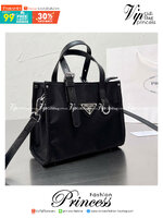 VIP 🥂 PRADA NYLON TOTE BAG 8" กระเป๋าถือหรือสะพาย วัสดุ Nylon เนื้อหนาคุณภาพดีตามแบบฉบับแบรนด์ด้านหน้าประดับโลโก้หรู จุของใช้ได้เยอะ น้ำหนักเบา งานตัวจริงสวยมากน่าใช้สุดๆค่ะ รีบจับจองด่วน ไอเท็มนี้พลาดไม่ได้จริงๆค่ะ!