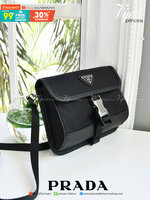 พรีเมี่ยมกิ๊ฟแท้ 100% 】Prada crossbody nylon bag Premium gift วัสดุผ้าไนล่อนกันน้ำ เป็นกระเป๋าคาดอก คาดเอว ขนาดกะทัดรัด ใส่ i-phone+ ได้ เปิดปิดด้วยตัวล๊อคแบบบีบ ด้านในโล่ง มีช่องเล็ก 1 ช่อง ใบนี้เทห์จริงๆ ใช้ได้ทั้งชาย-หญิง