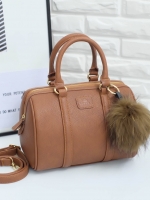 สินค้าขายดี ขนาด มินิ สวยมากคะ >> รุ่น KEEP leather Pillow bag สวย น่ารัก ขนาดตอบทุกโจทย์การใช้งาน เห็นแล้ว หลงรักเลยคะ ตัวกระเป๋าขนาดกำลังดี จุของคุ้ม หนังชนิดพิเศษ สวยมาก ดูแลรักษาง่าย มาพร้อมสายสะพายยาว ด้านหน้าปั๊ม LOGO BRAND อย่างดี ภายในมีช่อง
