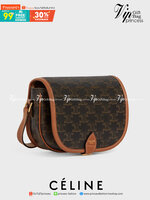 CELINE MEDIUM FOLCO BAG IN TRIOMPHE CANVAS หากใครที่กำลังมองหากระเป๋าสะพายข้าง ขนาดกะทัดรัด และเรียบหรู ต้องใบนี้เลยค่ะ เป็นกระเป๋าเปิดปิดแบบแบบฝาผับที่มีรูปทรงโค้งและที่ล็อกรูปทรงคล้ายเข็มขัด อีกทั้งยังสะท้อนความสวยสไตล์สาวปารีสได้อีกด้วย ด้านในของรุ่นนี