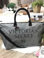 Best Seller! Victorias Secret Limited Edition Weekender Tote Bag Silver Glitter XL Zipper กระเป๋าสะพายไซส์ XL สวยเด่นสะดุดตาสีบรอนซวิ้ง ด้านหน้ามีโลโก้อักษรสีดำ ตัดกับสีกระเป๋าอย่างสวยงาม เปิดปิดซิป ภายในกว้างขว้างมาก จุเสื้อผ้าไปเที่ยว ตจว. ได้ประมาน 3-4