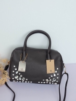 ทรงขายดี มาใหม่สวยหรูมากคะ 🌈กระเป๋าถือ / สะพายจาก แบรนด์ David jones หนังอย่างดี ขนาด กำลังดี มีช่องใส่ของจุกจิกด้านใน สีสวยคะ เข้ากับชุดได้ง่ายมากๆ ใบนี้แนะนำเลย สวยมาก สีSweetPastel