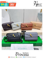 Bottega Veneta Andiamo Shoulder Bag กระเป๋าสะพายสุดชิค ถือเป็นคลัชหรือสะพายได้ ดีไซน์หนังสานตารางสวยโดดเด่นเป็นเอกลักษณ์ที่คงความเรียบหรูดูแพงไว้อย่างลงตัว