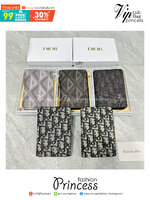 DIOR CARD HOLDER กระเป๋าใส่บัตร ไอเท็มที่จัดสรรความเป็นระเบียบให้คุณได้ง่าย ยังคงความหรูหรา เป็นสัดส่วนคล่องตัว มาพร้อมเสิร์ฟครบเซ็ท ในราคาน่ารักๆ ห้ามพลาดจ้า