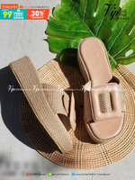 BOYY รองเท้าที่ไม่มีไม่ได้แล้ว รุ่นใส่สบายมาก แตะเตารีดส้นเสมอ แต่งเข็มขัดด้านหน้า วัสดุผ้าสาน ตรงกลางรองฟองน้ำนุ่ม