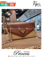 VIP 🥂 PRADA RAFFIA AND LEATHER SHOULDER BAG ลายสานกำลังฮิต! ปังไม่ไหว! ด้วยดีไซน์ล้ำทันสมัย ตกแต่งหนังแท้ผสานกับวัสดุจากธรรมชาติ ออกมาเป็นลายสานที่สวยหรู กับกระเป๋าสะพาย ไซส์กำลังน่ารัก ใส่โทรศัพท์ได้ พกพาง่าย เปิด-ปิดด้วยกระดุมแม่เหล็ก ภายในเป็นช