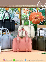 Charles & Keith Bowling Bag กระเป๋าถือ/สะพายทรงโบว์ลิ่ง จุของดีมากๆ วัสดุหนังลายลิ้นจี่ ปั๊มโลโก้แบรนด์ด้านหน้า มีหมุดรองฐานกระเป๋าทั้ง 4 มุม รุ่นนี้จะมีตัวล็อกหูหิ้วกระเป๋าด้วยค่า เปิดปิดแบบซิป ด้านในมีช่องซิปเล็กอีก 1 ช่อง ใส่กระเป๋าเงินใบยาวได้ค่า กับข