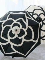 สีใหม่เข้าคะ! Recommend สำหรับร่ม Chanel ตัวนี้ จัดมาให้แล้วคะ ของแถมจากแบรนด์ดังอย่าง chanel ที่นานๆจะเข้าที **รีบคว้าเลย ร่ม chanel size M ( Medium Coverage) ขนาดเส้นผ่าศูนย์กลาง 100cm. ขนาดกำลังดี วัสดุเป็น ผ้า water proof กันน้ำ กันUV ดีไซด์ สวย หรู ต