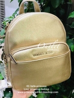 VERSACE JEANS BACKPACK BAG (VJ) กระเป๋าสะพายเป้จากแบรนด์ดัง วัสดุ PU คุณภาพดี นิ่ม ด้านหน้าประดับด้วยโลโก้แบรนด์สวยหรู เปิดปิดกระเป๋าด้วยซิปสะดวกใช้ ด้านในโล่งกว้างมีช่องซิปและช่องเล็กสำหรับใส่ของแยกเป็นสัดส่วน ด้านหน้ามีช่องซิปและช่องใส่มือถืออีกหนึ่งช่อ