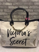 กระเป๋าแฟชั่น ทรง shopping สไตล์ victoria's secret แปลกใหม่อินเทรนด์ สินค้านำเข้า งาน ชน shop ดีไซน์สวย เก๋ น่ารัก เรียบหรู ใส่ของได้จุใจ เหมาะสำหรับสาวๆทุกคนที่มีของเยอะ งานเย็บเนี๊ยบ แข็งแรงทนทาน ใช้ได้นาน สีก็แมทเสื้อผ้าได้ง่าย สวยล้ำก่อนใคร มีสีเ