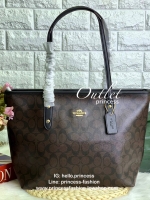 COACH CITY ZIP TOTE IN SIGNATURE BAG กระเป๋าถือหรือสะพายทรง tote ขนาดกำลังดี วัสดุหนัง pvc. เปิดปิดกระเป๋าแบบซิป ภายในกว้าง ใส่ iPad, A4 ของใช้ได้จุ มีช่องเล็ก และช่องซิปค่ะ Must Have!