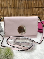 Kate Spade New York Crossbody Bag กระเป๋าสะพาย crossbody size mini กำลังน่ารัก วัสดุหนังลาย saffiano น้ำหนักเบา ด้านหน้ามี logo brand เปิดเปิดกระเป๋าแบบหมุนล็อค ภายในโล่งใส่มือถือได้ทุกรุ่น ใส่กระเป๋าสตางค์ใบสั้น, มือถือได้ทุกรุ่น ภายในมี 1 ช่องเล็ก ใส่มื